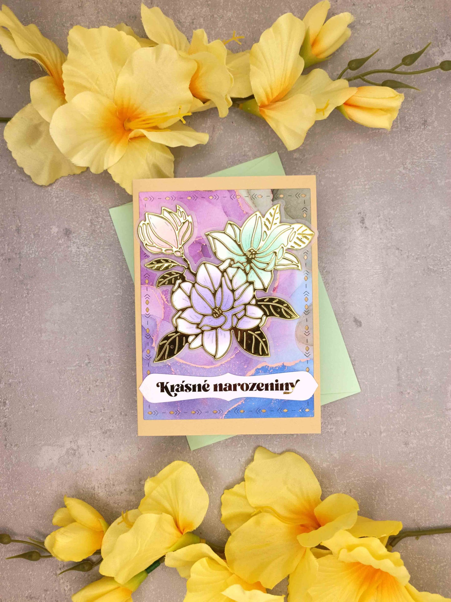 Narozeninové přání s barevnými magnoliemi