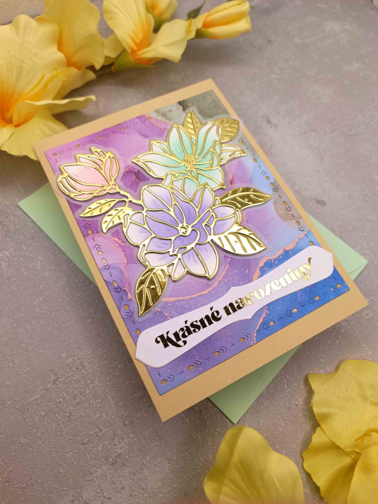 Narozeninové přání s barevnými magnoliemi