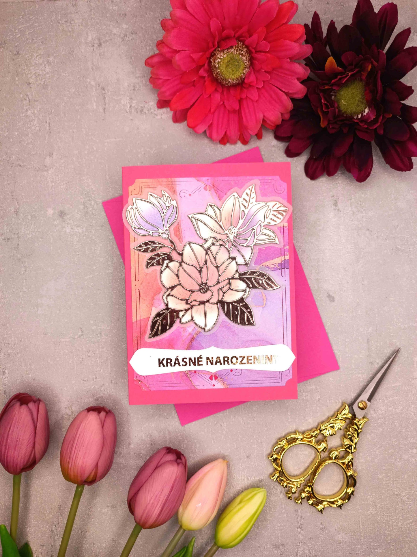 Narozeninové přání s tmavě růžovými magnoliemi