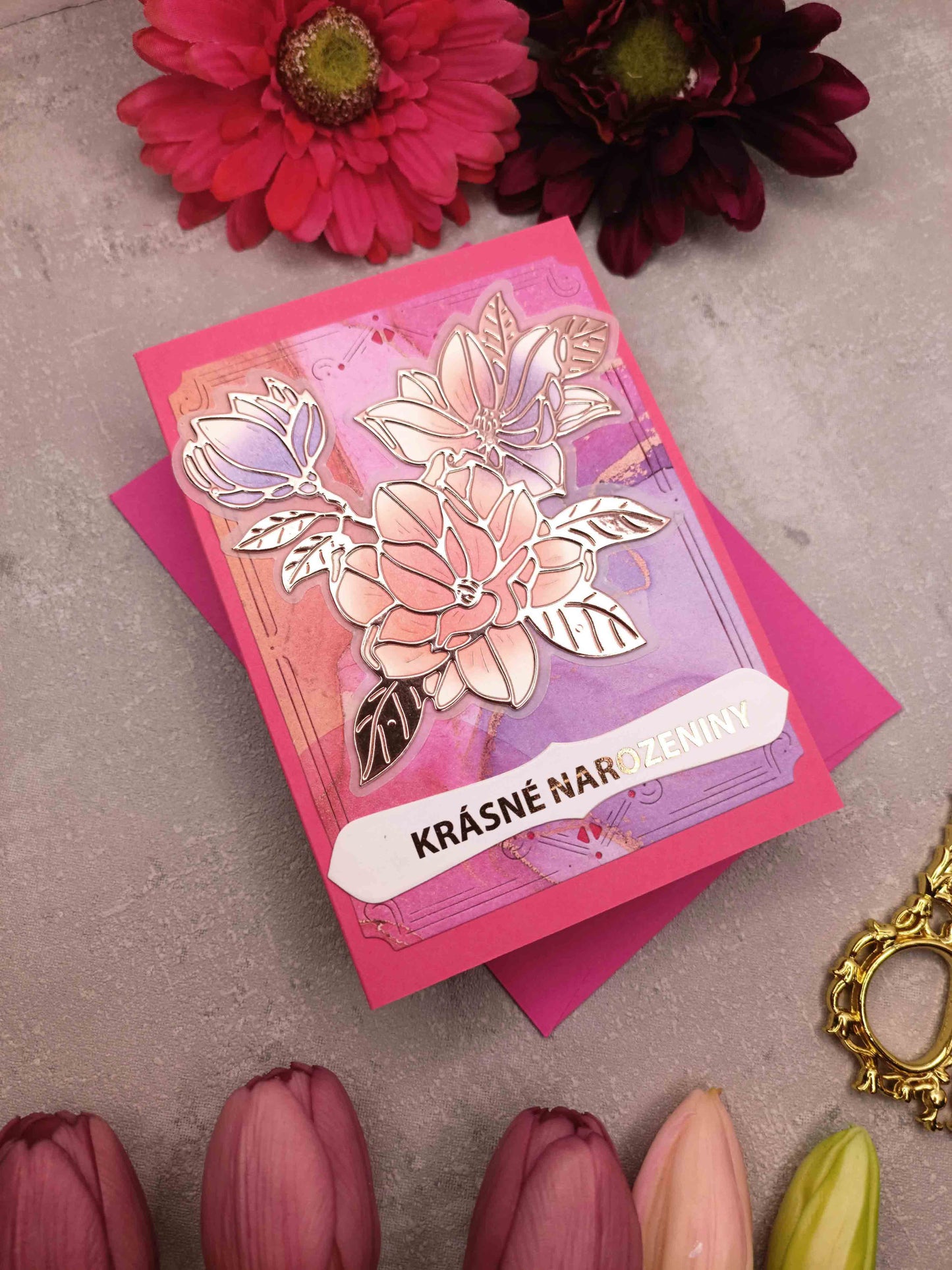 Narozeninové přání s tmavě růžovými magnoliemi