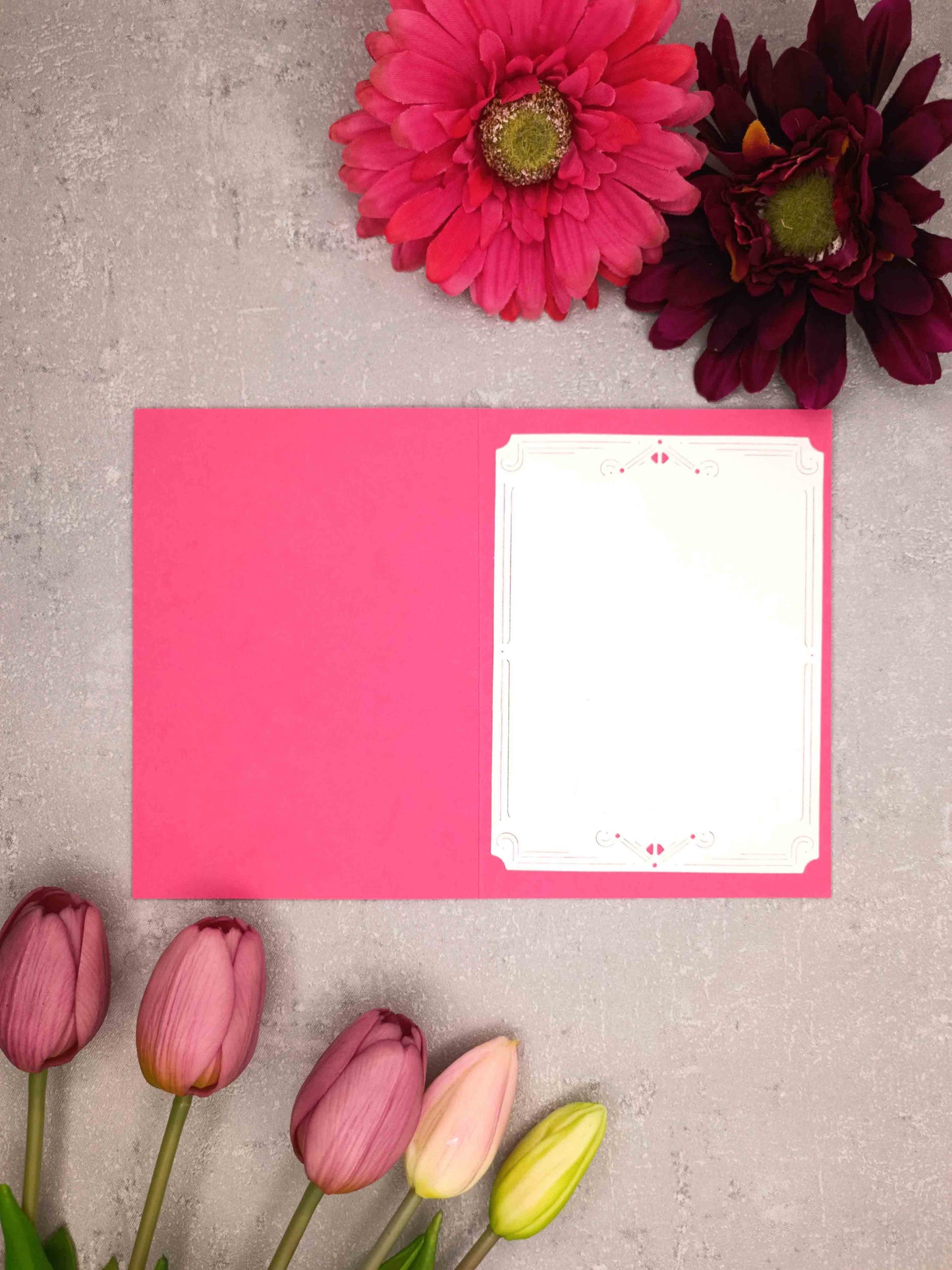 Narozeninové přání s tmavě růžovými magnoliemi