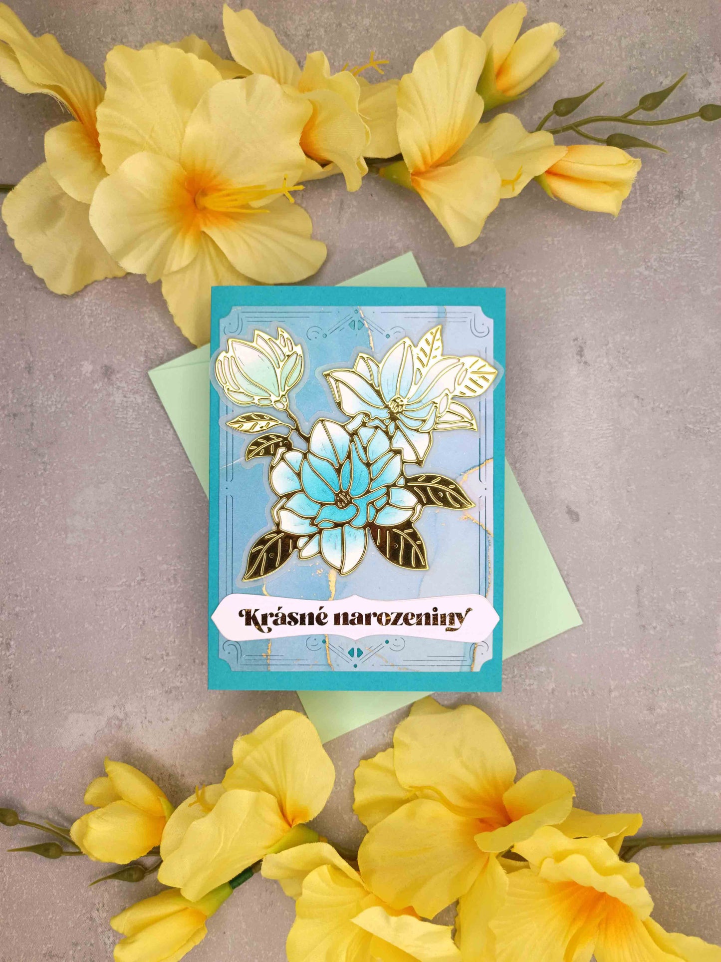 Narozeninové přání s tyrkysovými magnoliemi