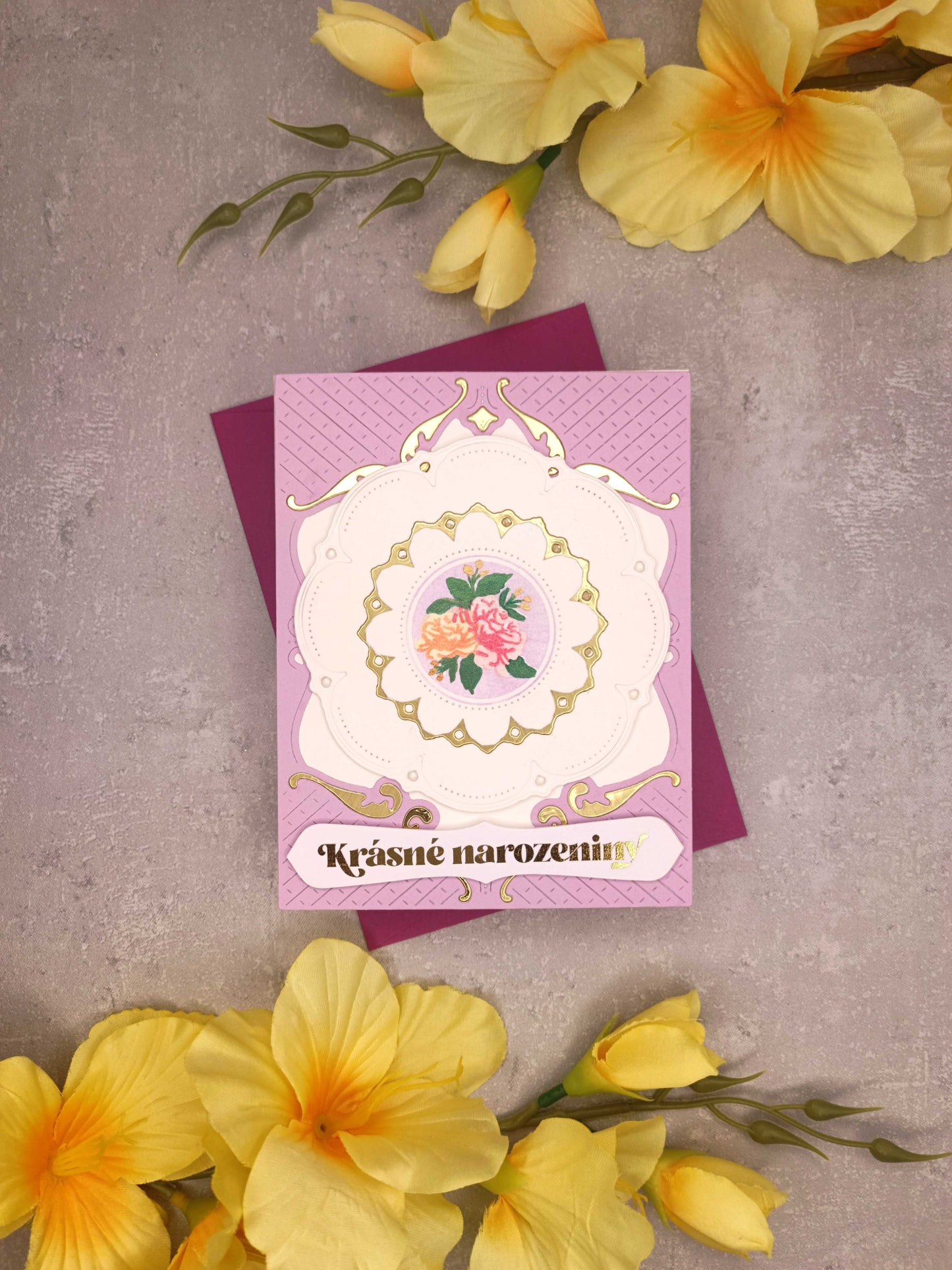 Fialové narozeninové přání s porcelánovým talířkem