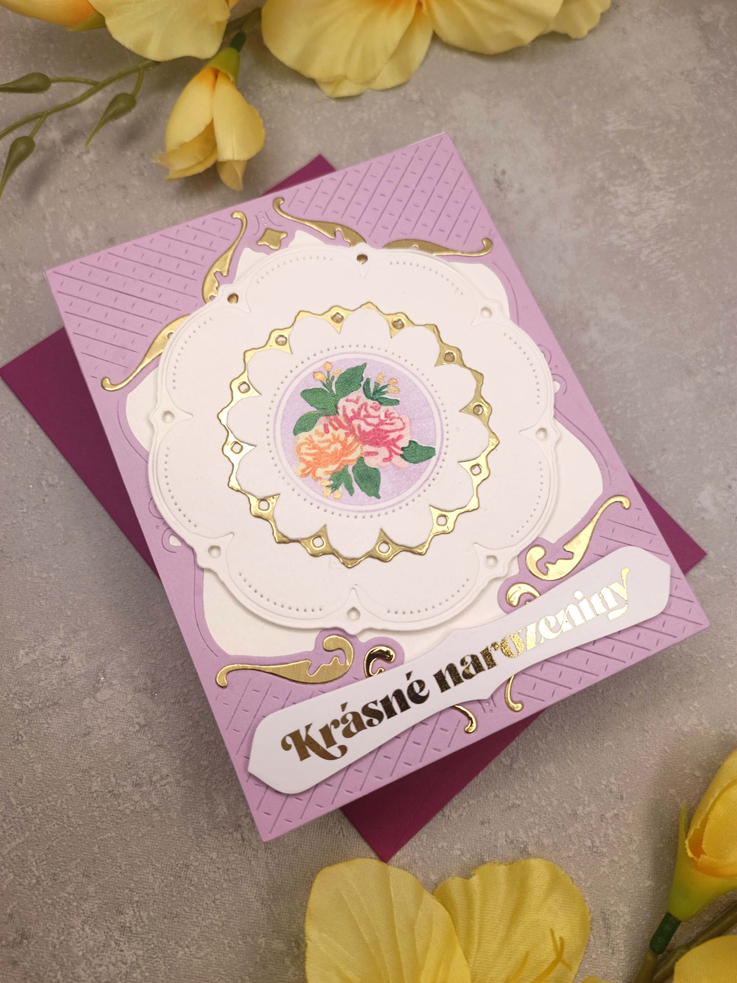 Fialové narozeninové přání s porcelánovým talířkem