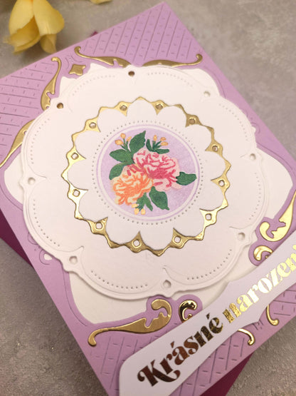 Fialové narozeninové přání s porcelánovým talířkem