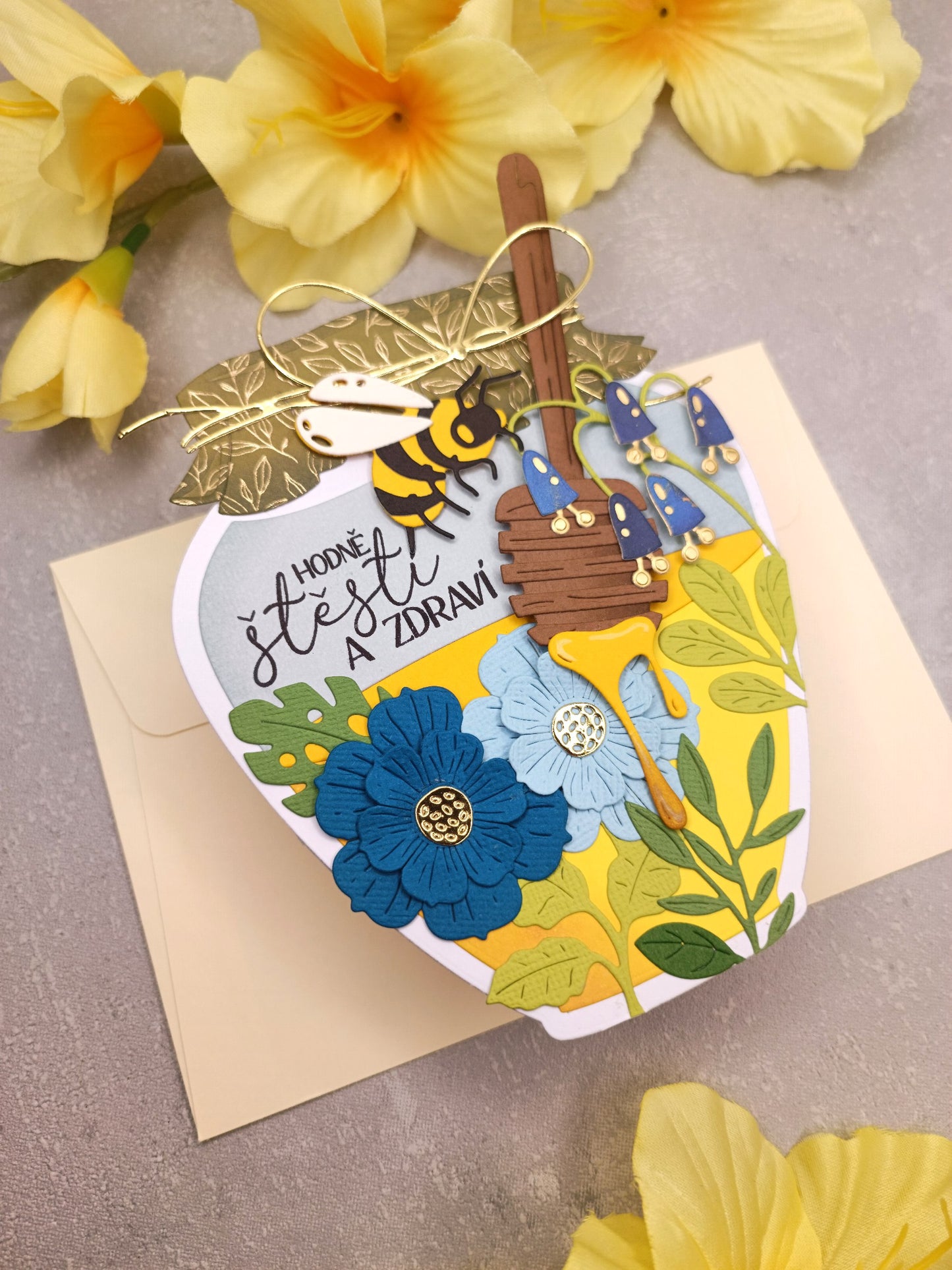 Narozeninové přání s včelkou ve sklenici medu modro-zelené