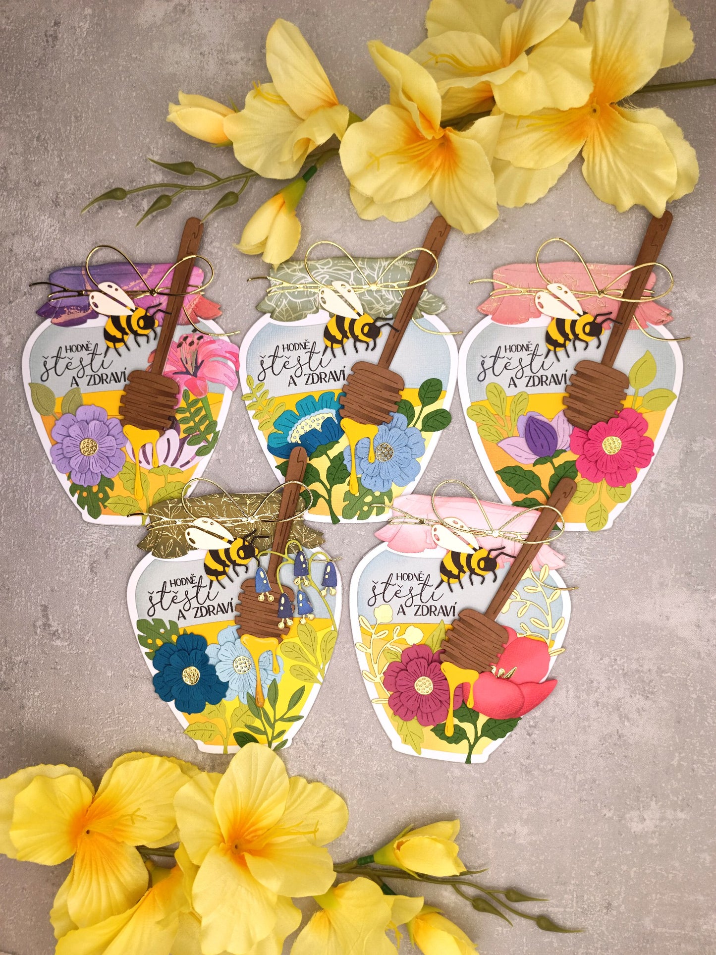 Narozeninové přání s včelkou ve sklenici medu modro-zelené