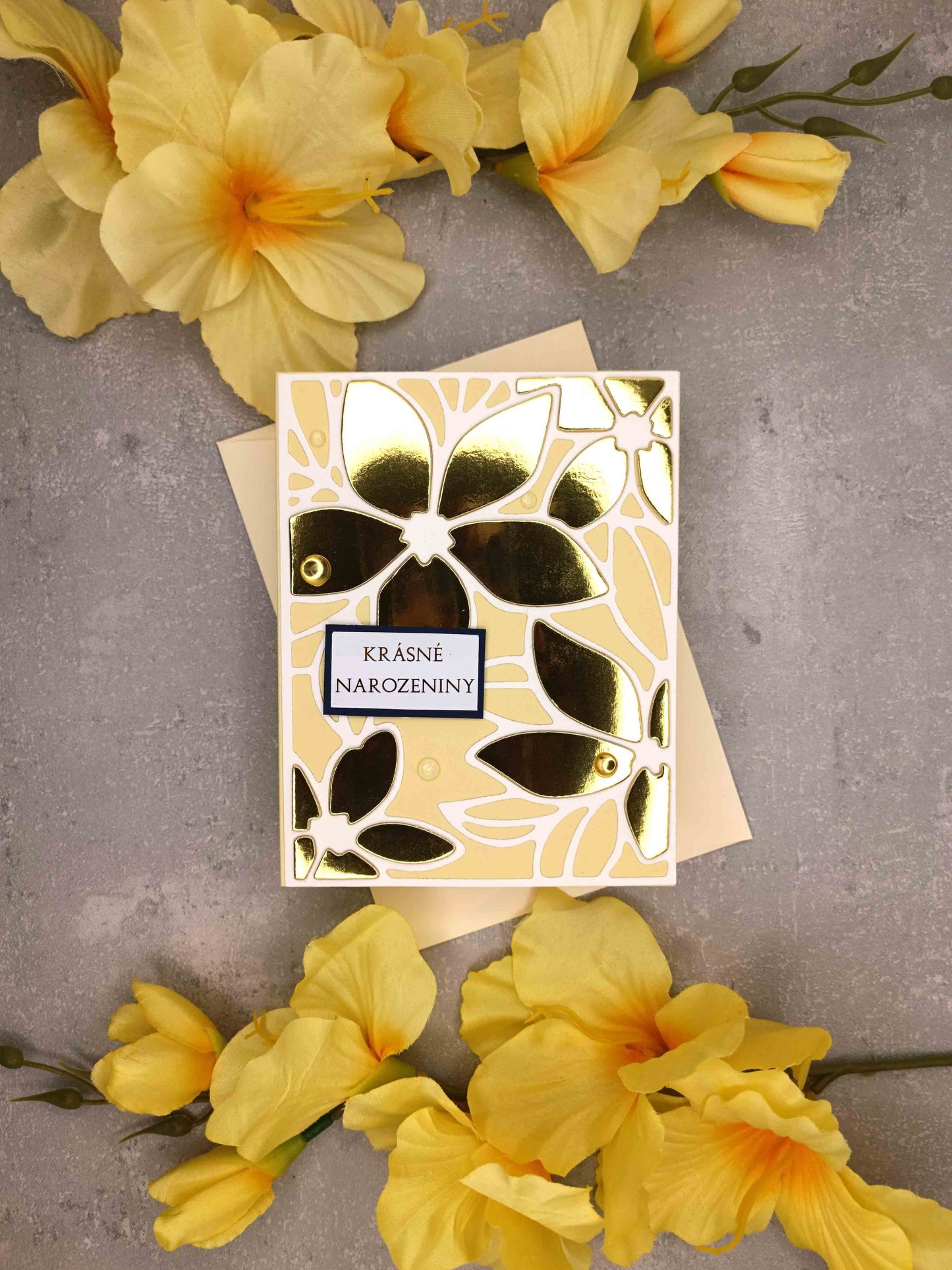 Krémové narozeninové přání se zlatými květinami*