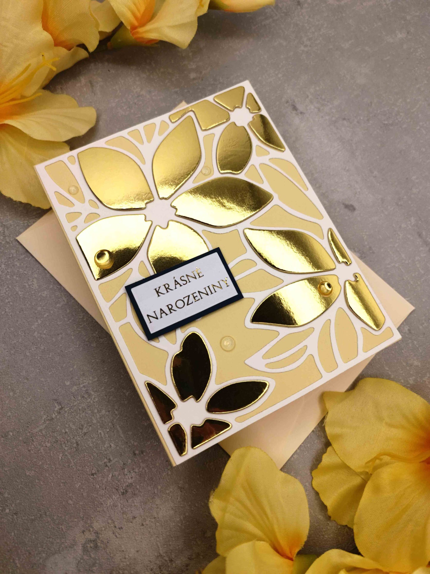 Krémové narozeninové přání se zlatými květinami*