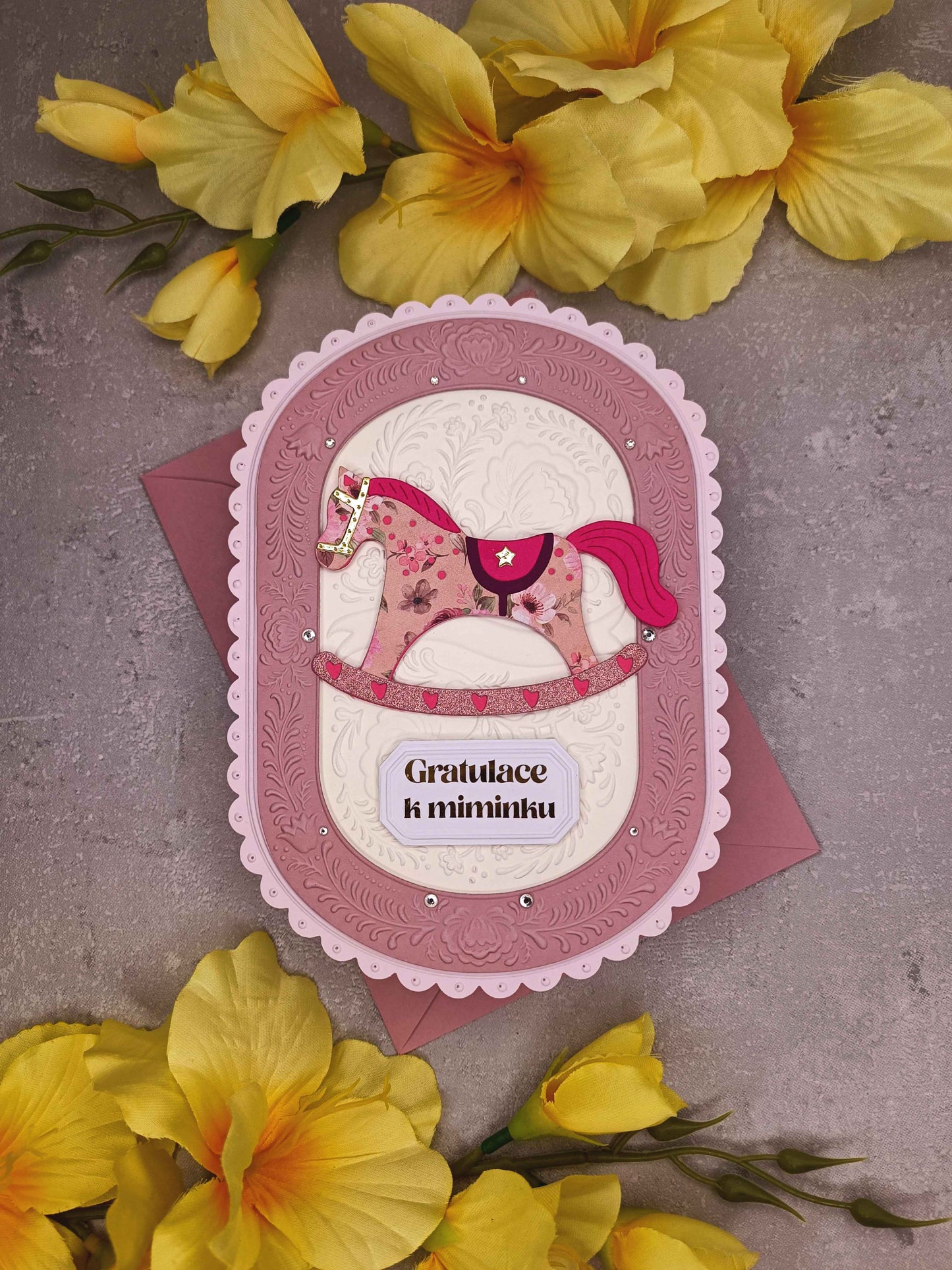 Přání k narození miminka s houpacím koníkem