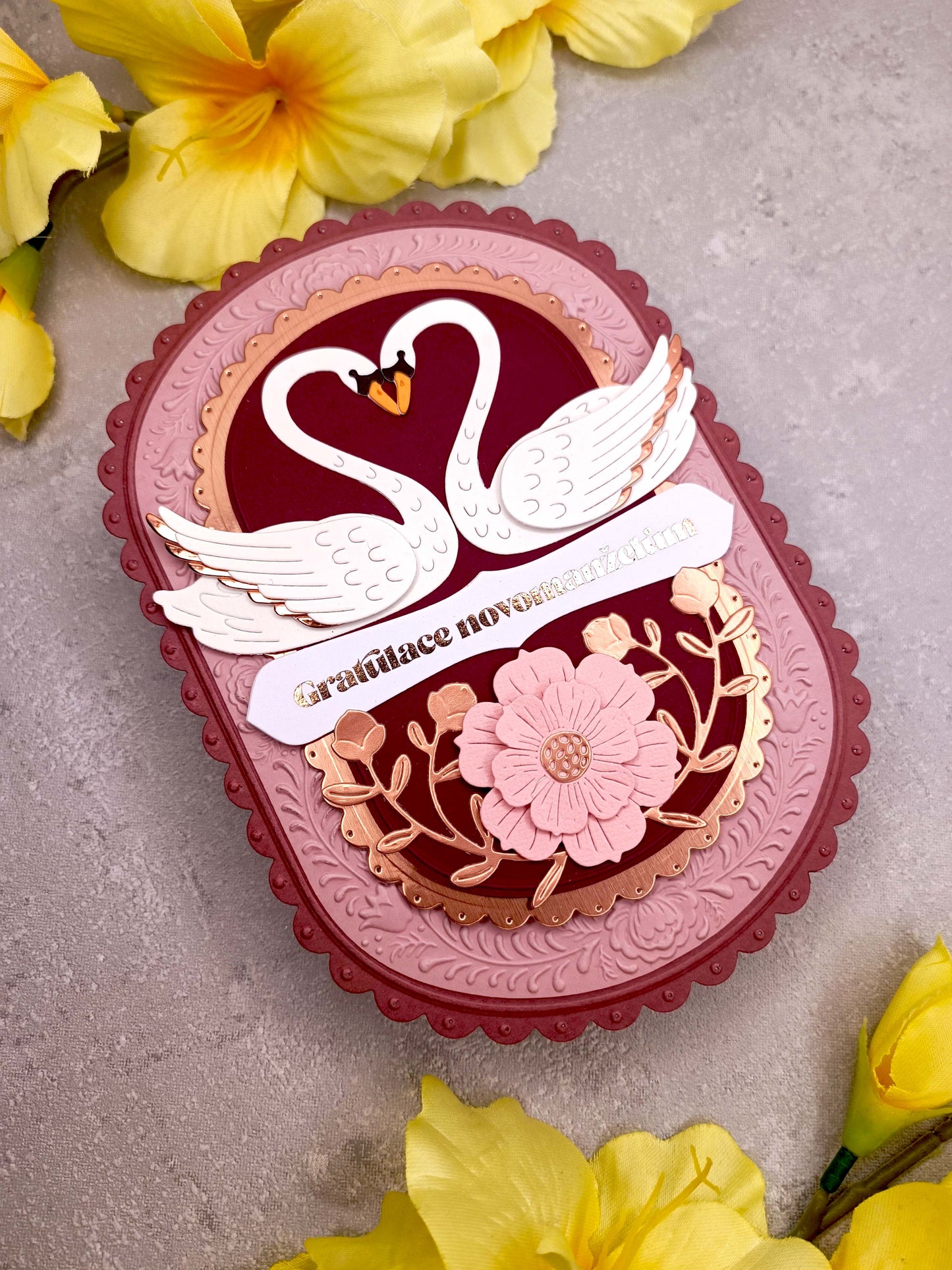 Elegantní svatební přání pro novomanžele s labutěmi