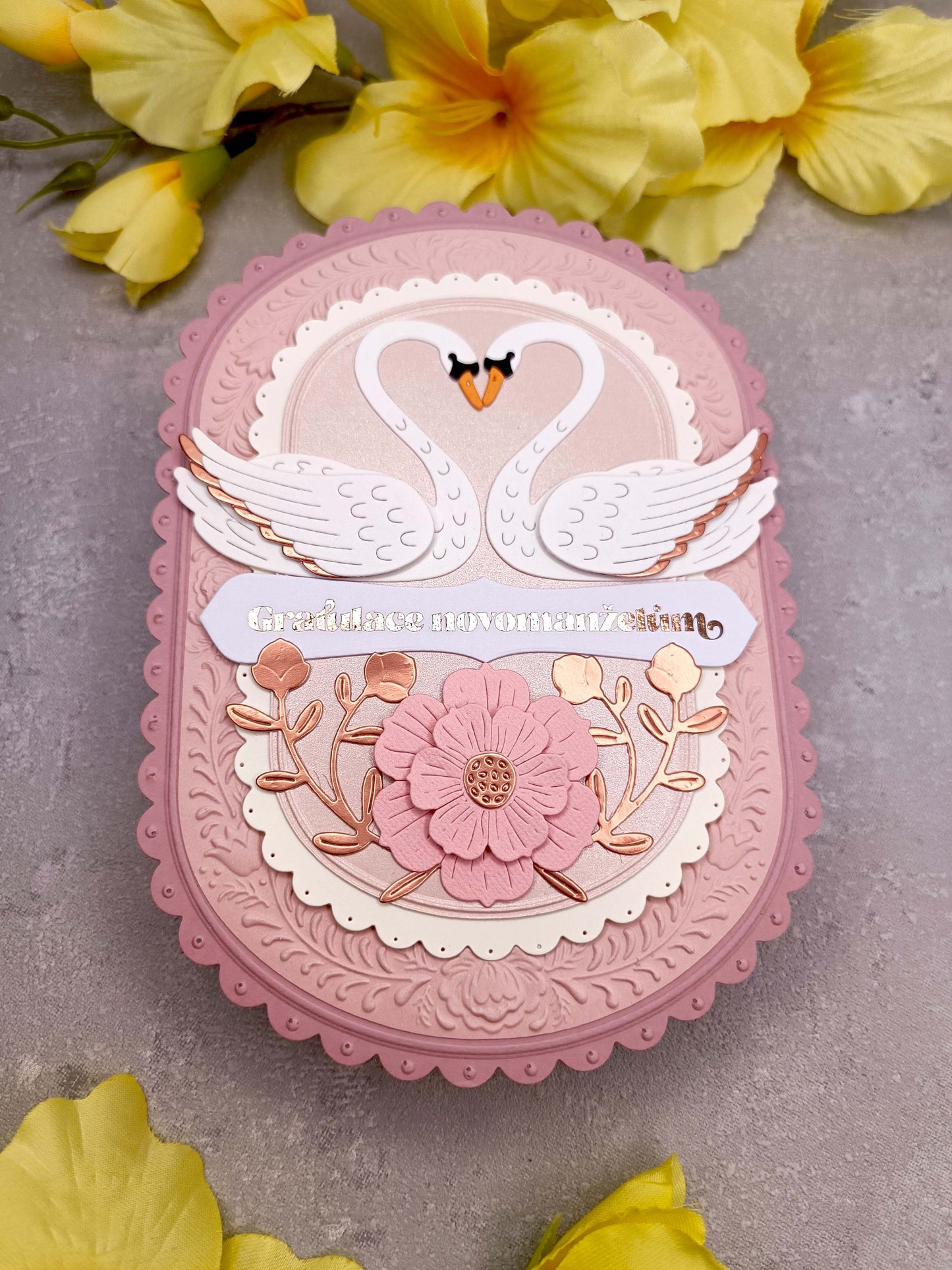 Elegantní svatební přání pro novomanžele s labutěmi