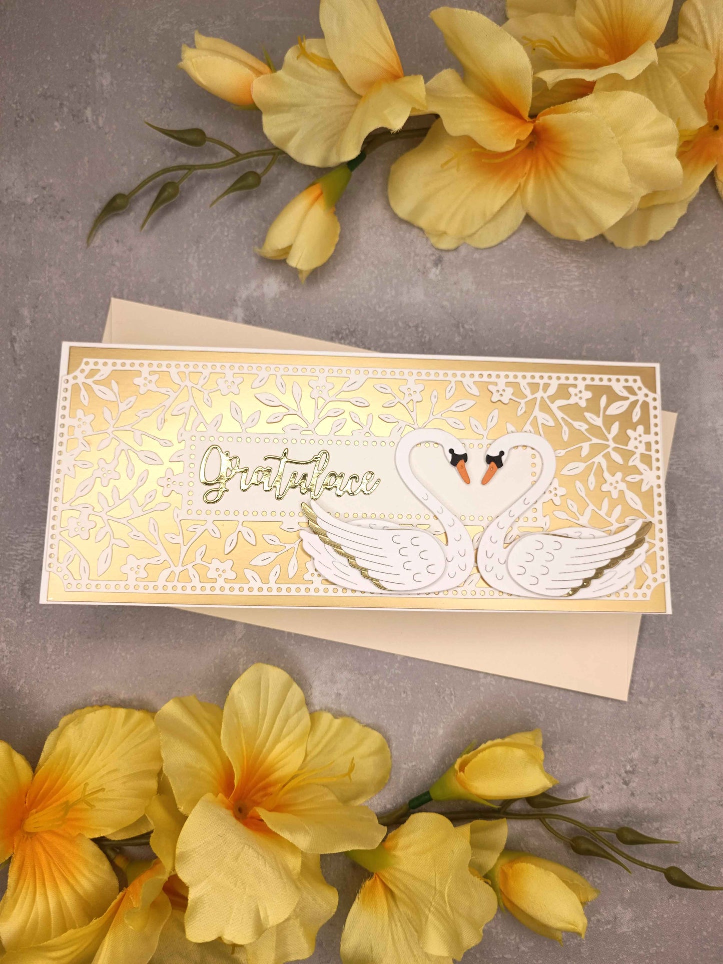 Elegantní zlaté přání s labutěmi