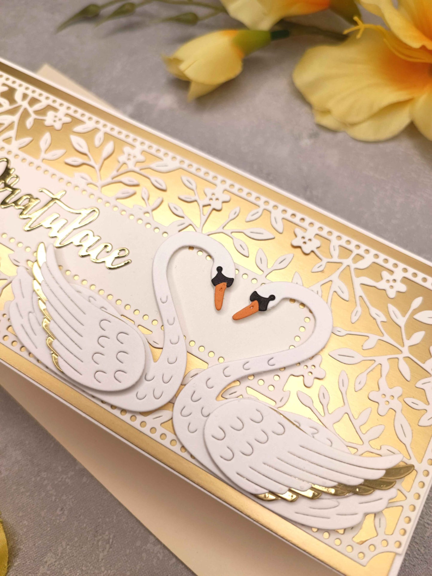 Elegantní zlaté přání s labutěmi