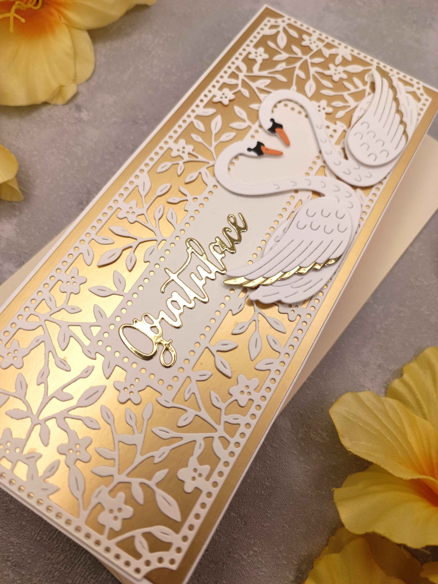 Elegantní zlaté přání s labutěmi