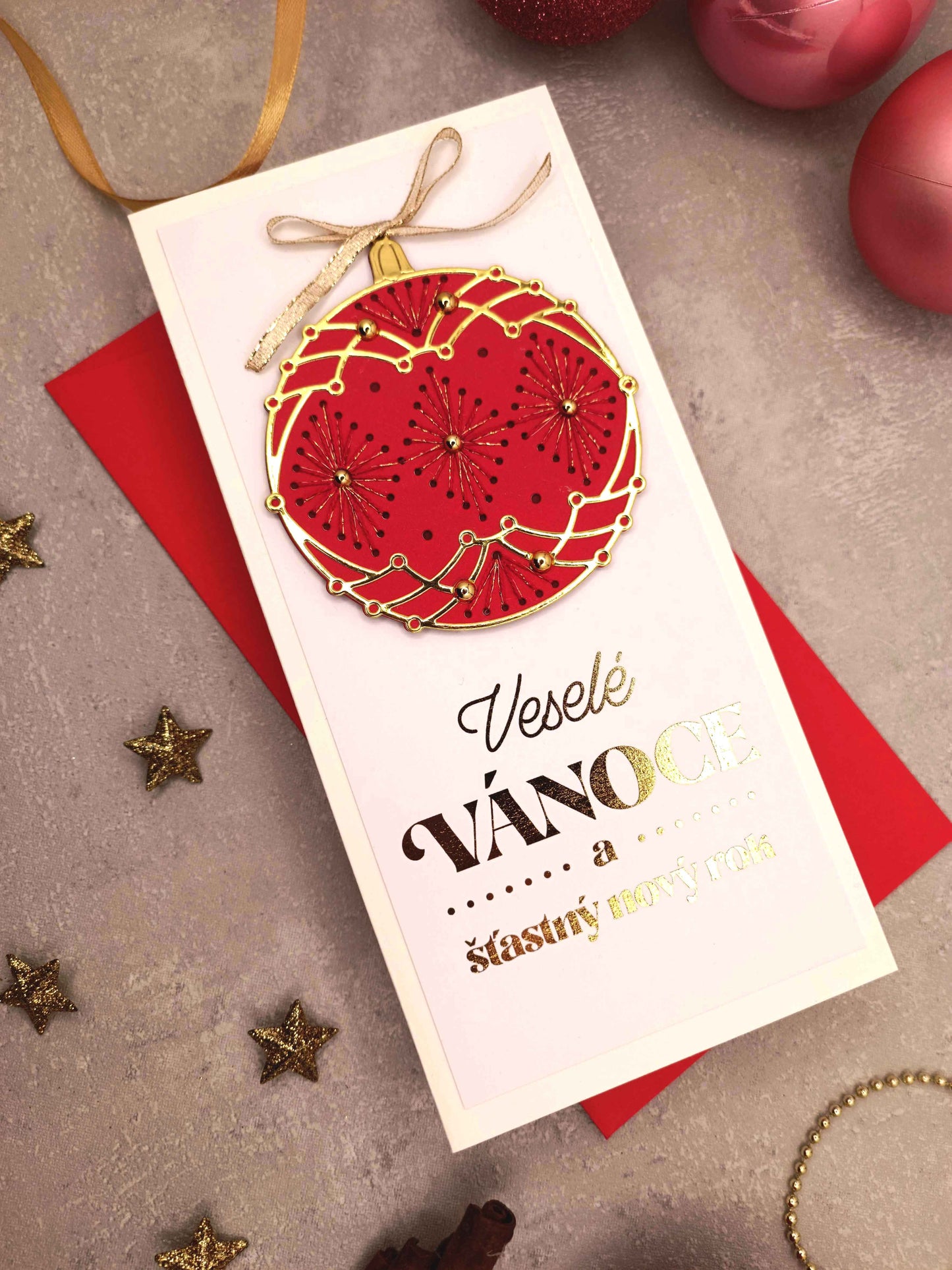 Vánoční přání s vyšívanou baňkou