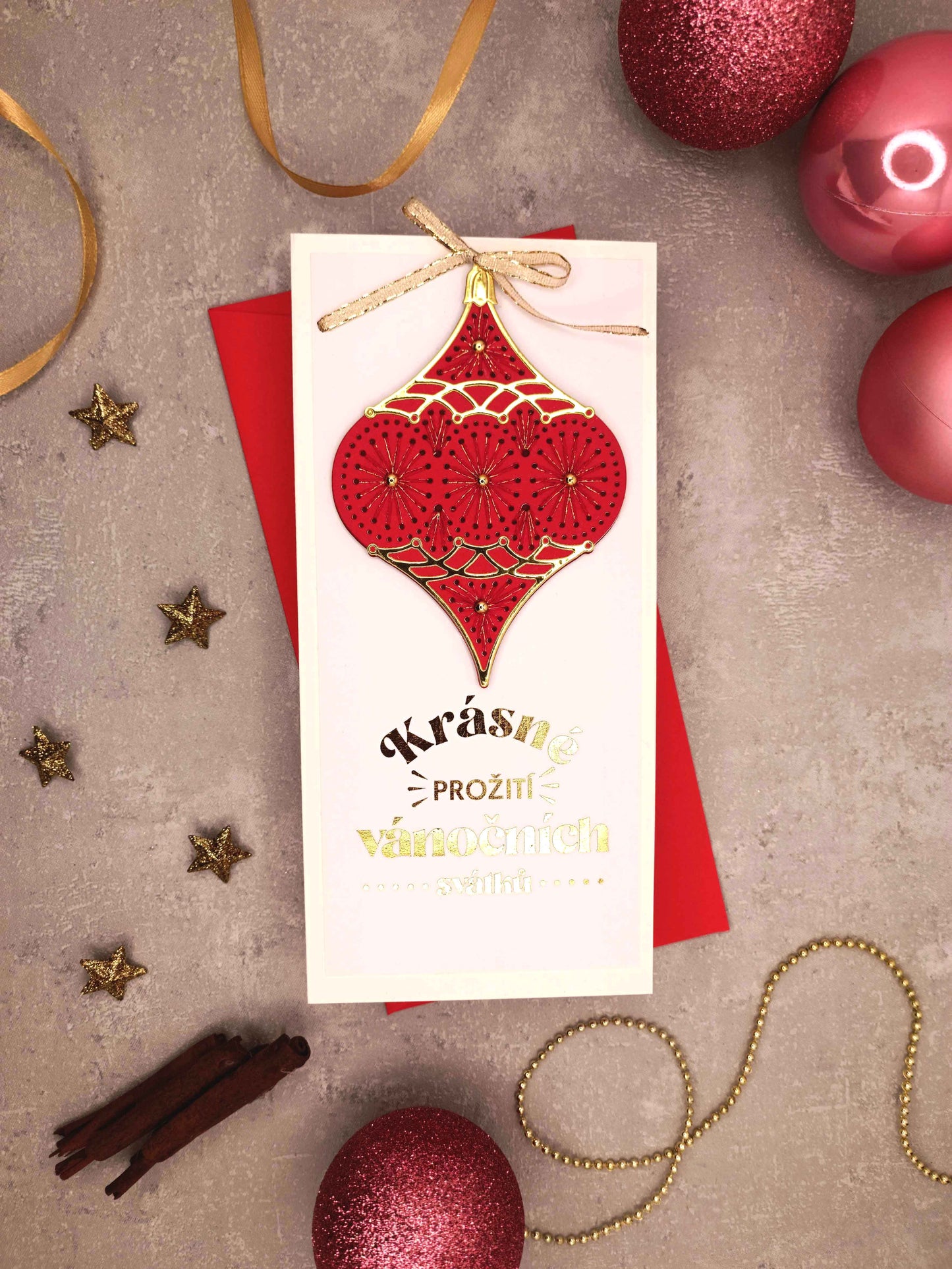 Vánoční přání s vyšívanou baňkou