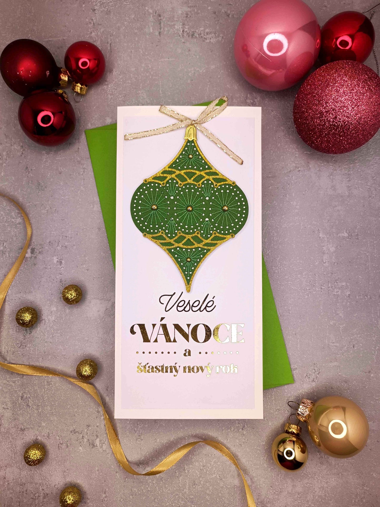 Vánoční přání s vyšívanou baňkou