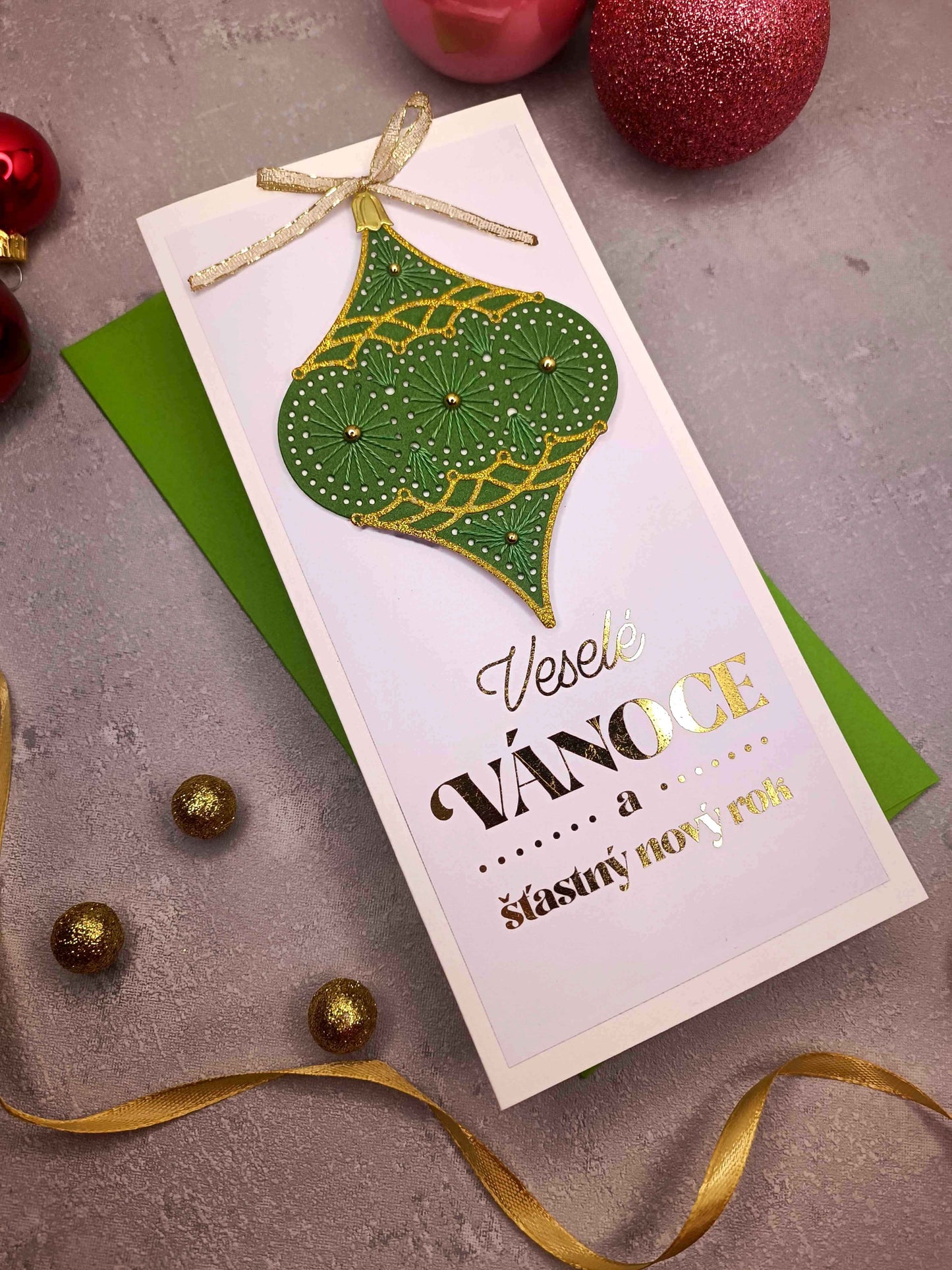 Vánoční přání s vyšívanou baňkou