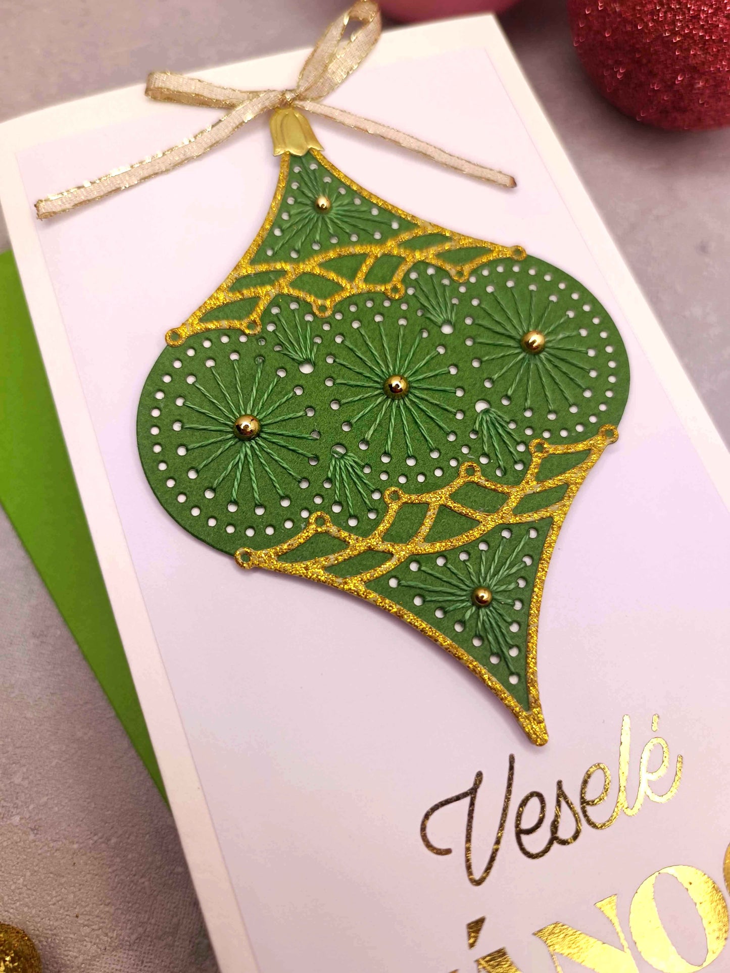 Vánoční přání s vyšívanou baňkou