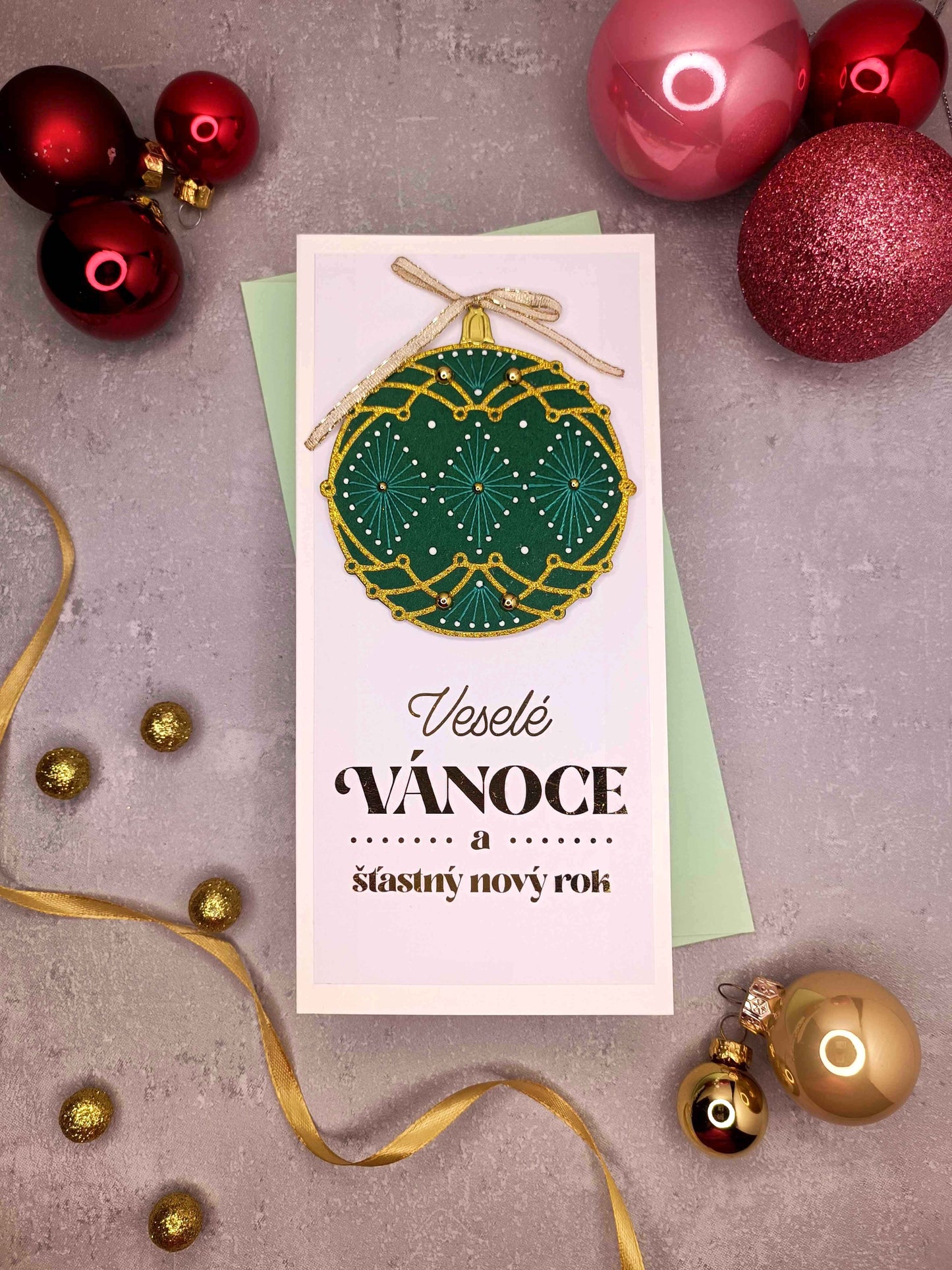 Vánoční přání s vyšívanou baňkou