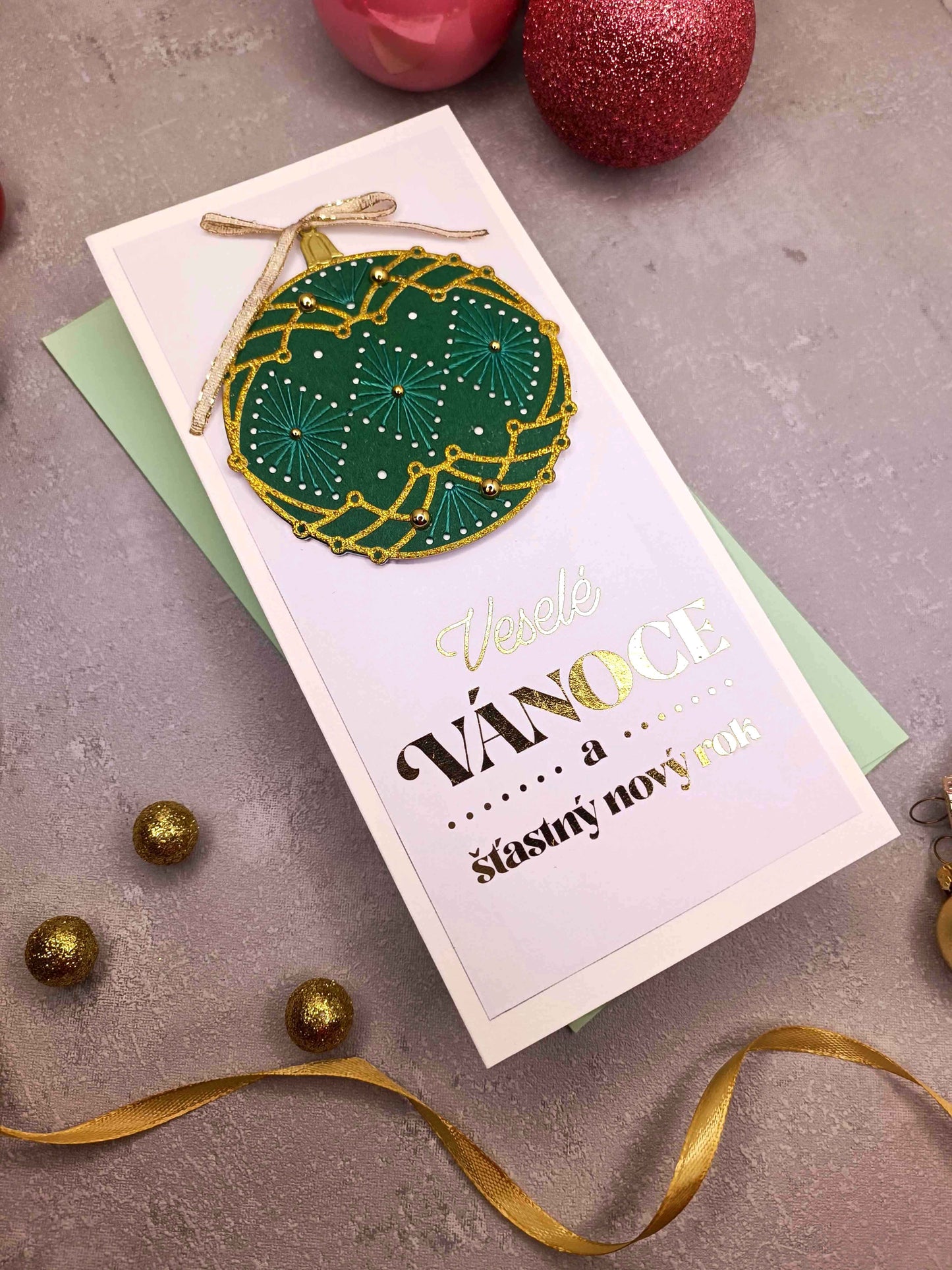 Vánoční přání s vyšívanou baňkou