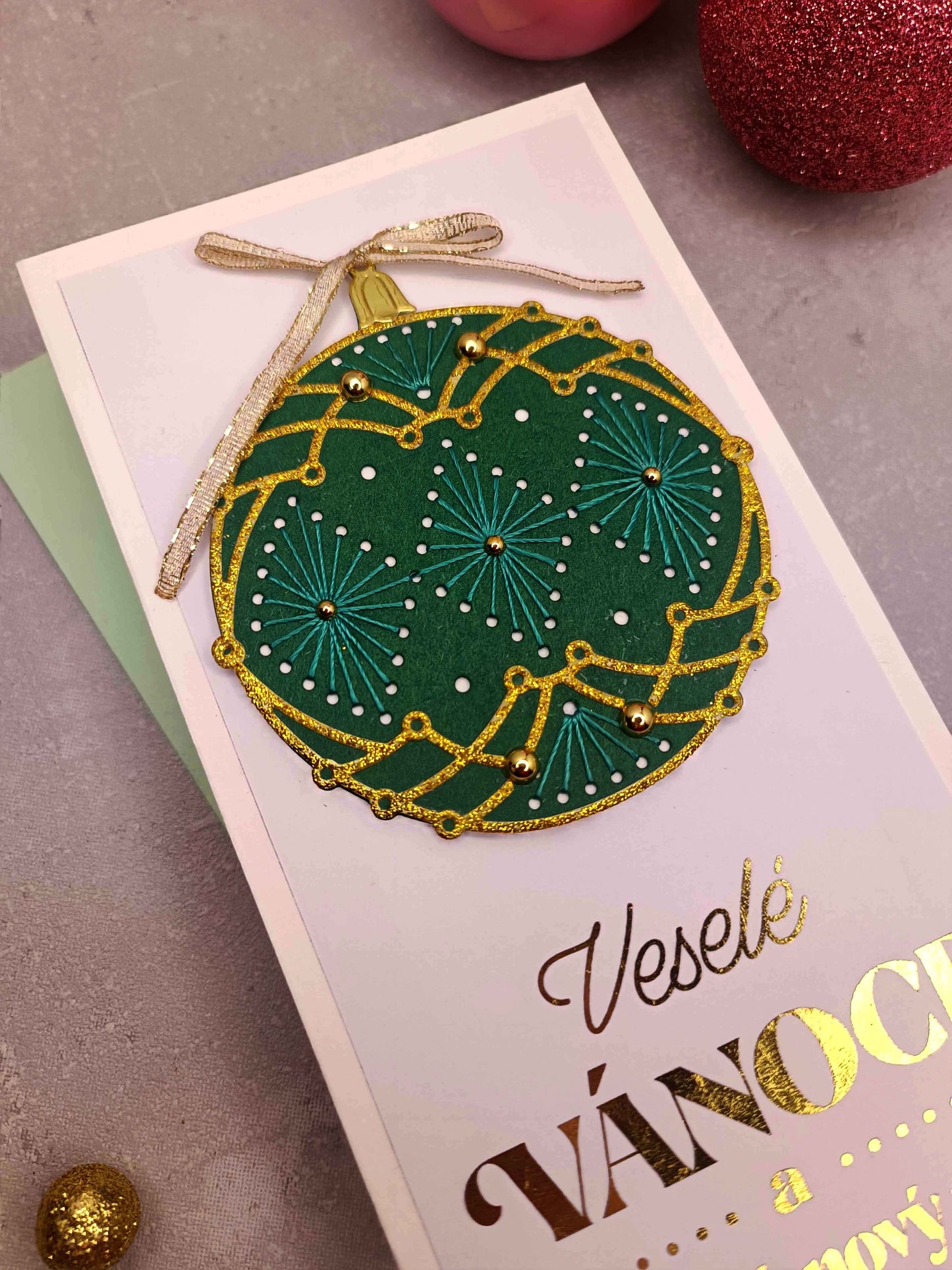 Vánoční přání s vyšívanou baňkou