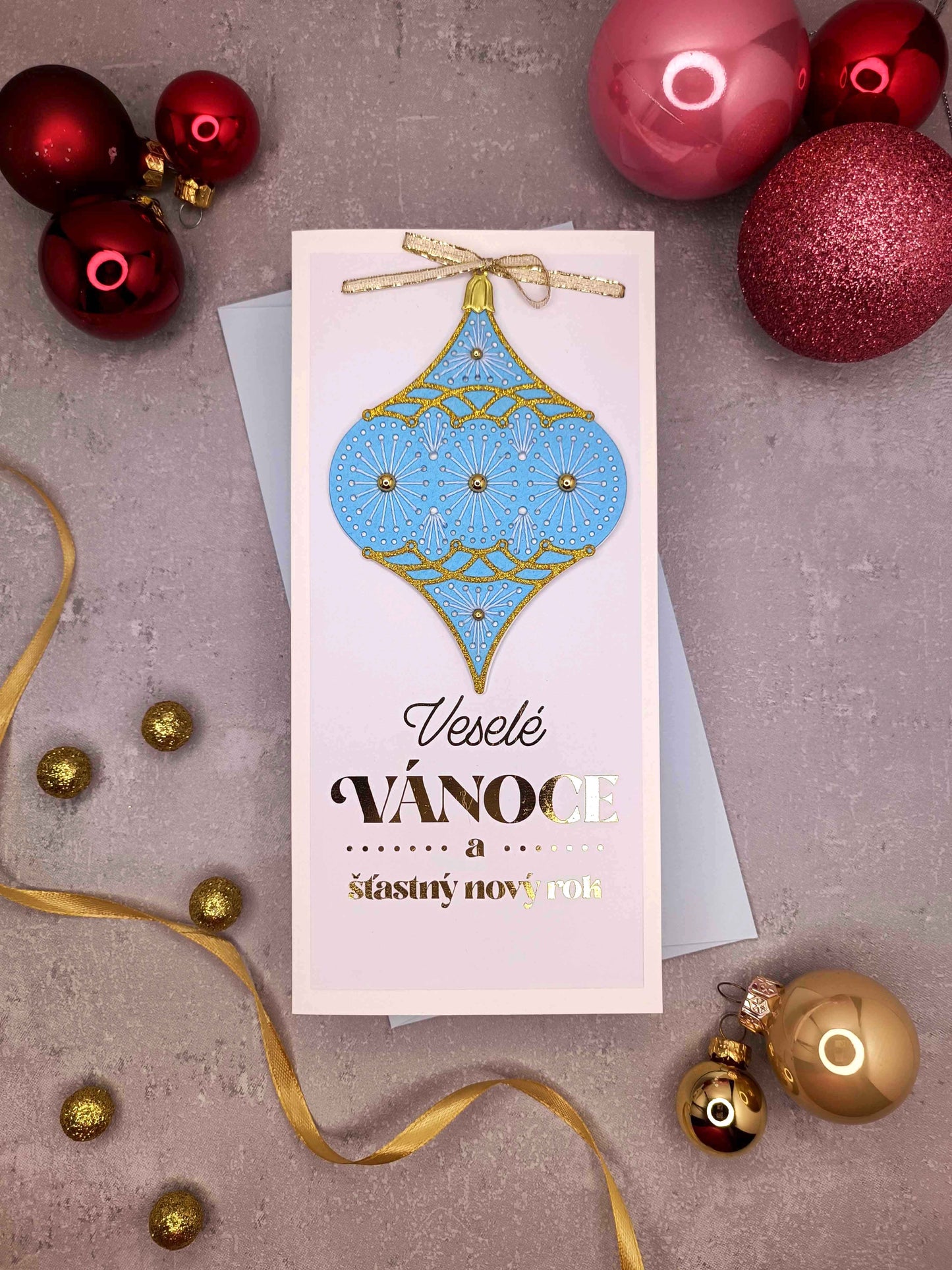 Vánoční přání s vyšívanou baňkou