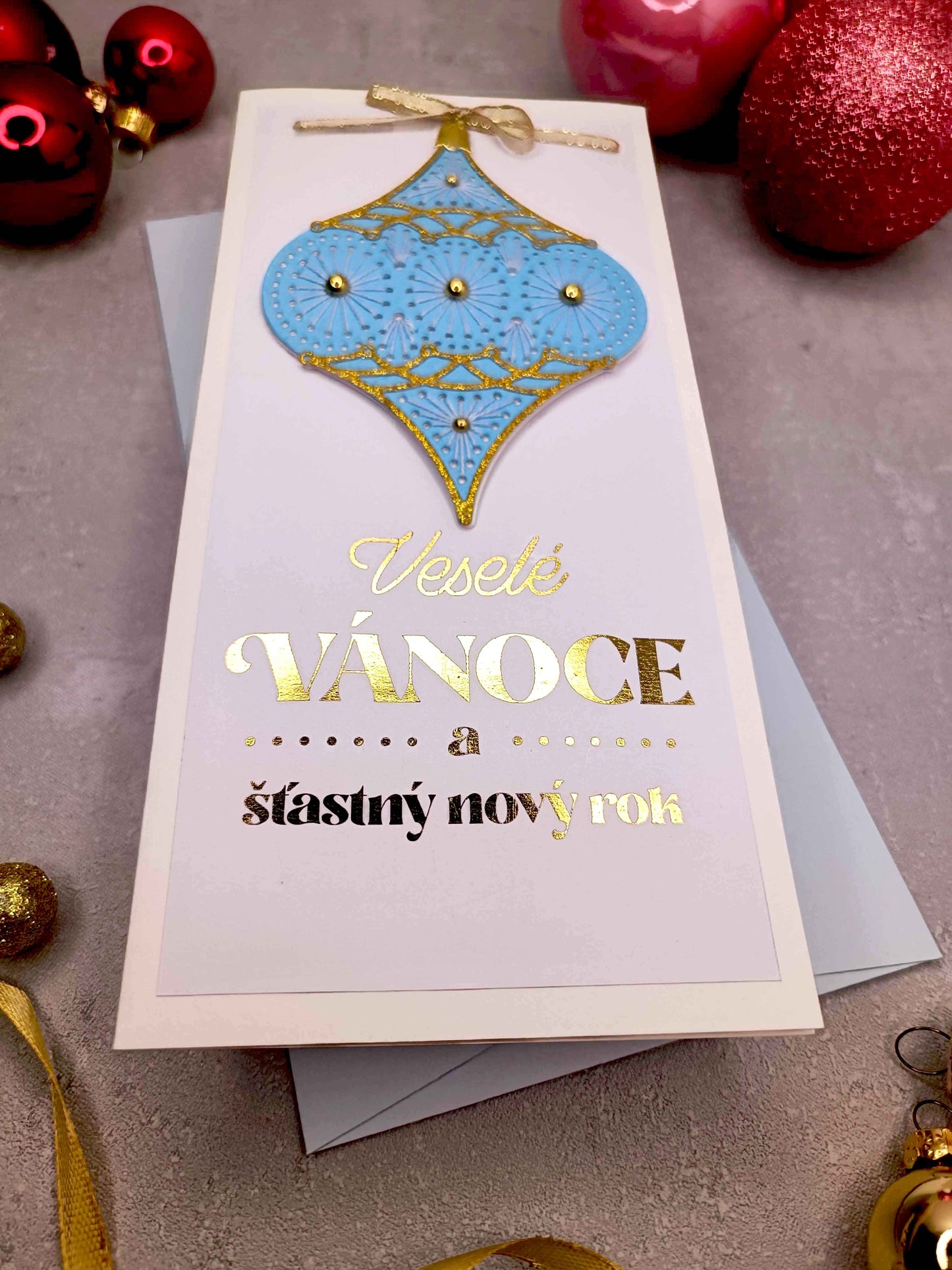 Vánoční přání s vyšívanou baňkou