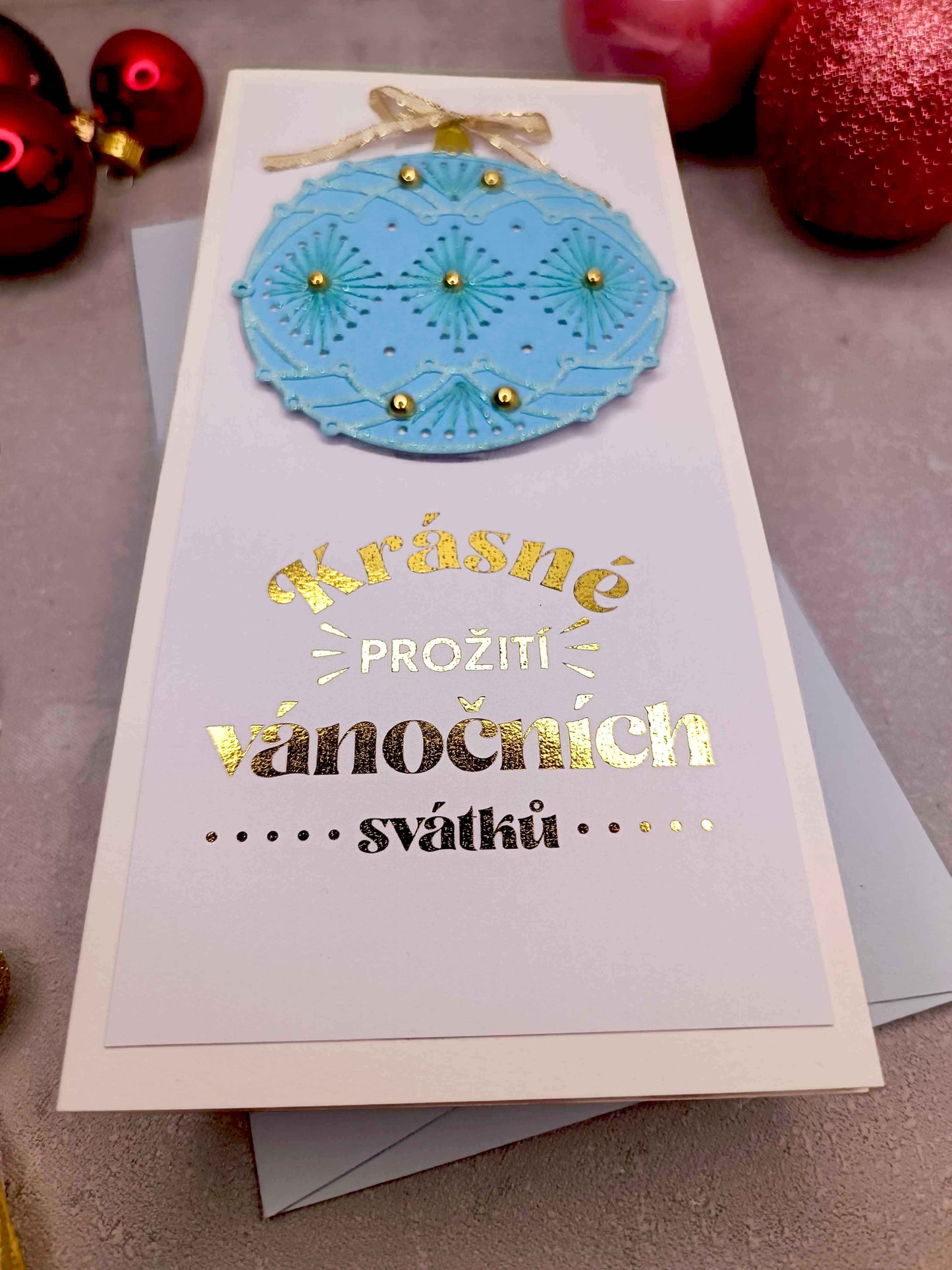 Vánoční přání s vyšívanou baňkou