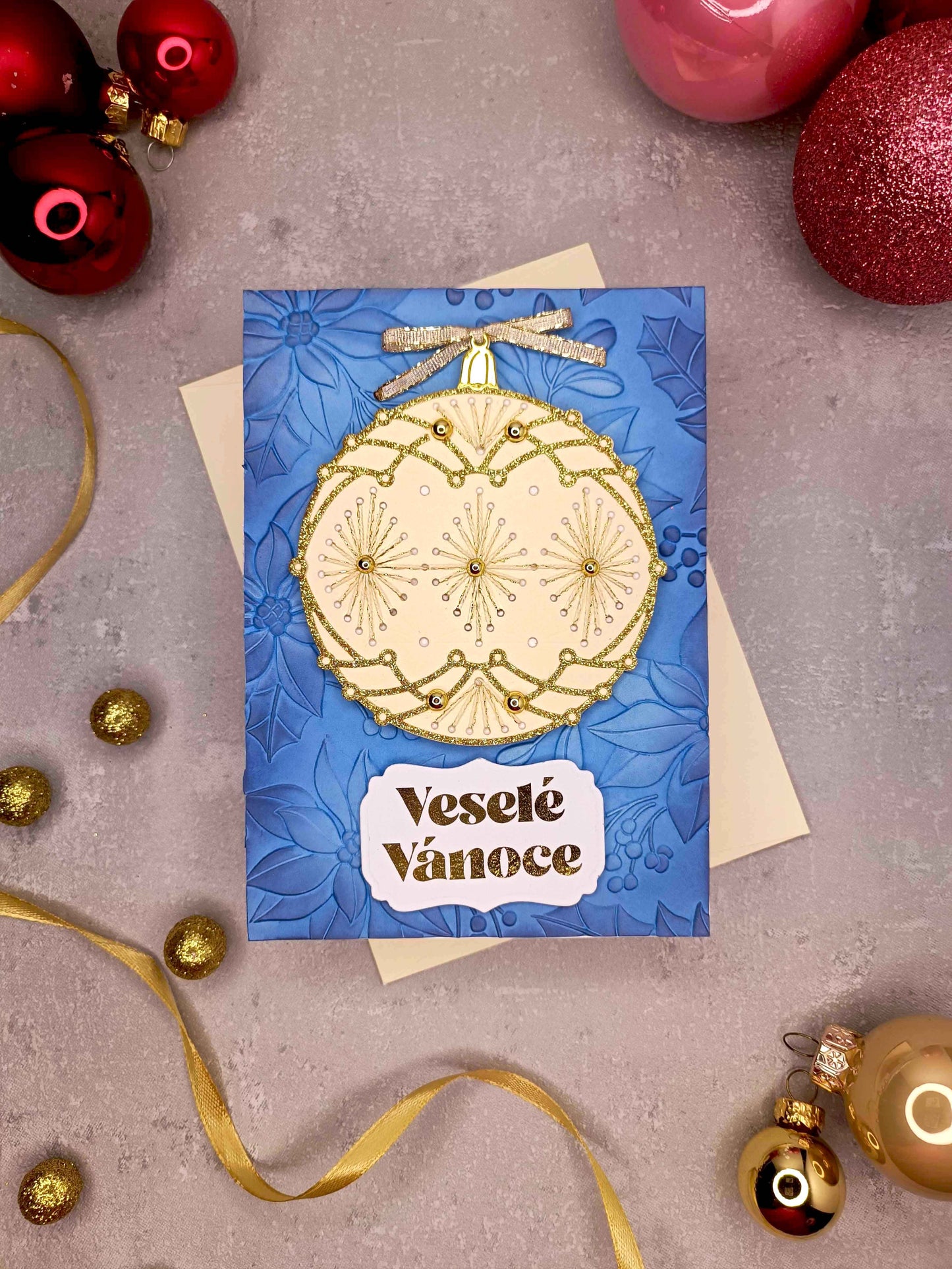 Vánoční přání s vyšívanou baňkou