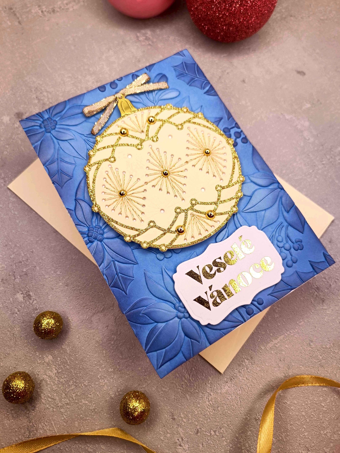 Vánoční přání s vyšívanou baňkou