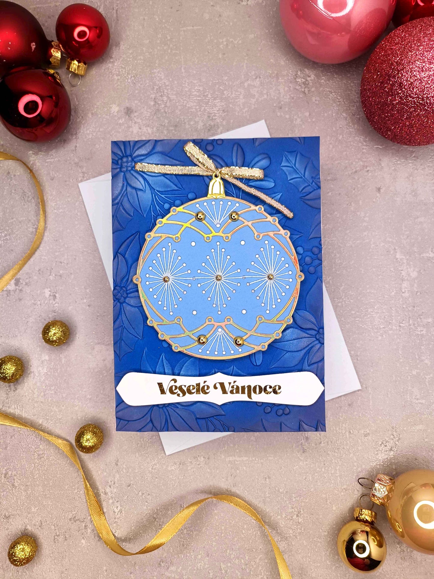 Vánoční přání s vyšívanou baňkou