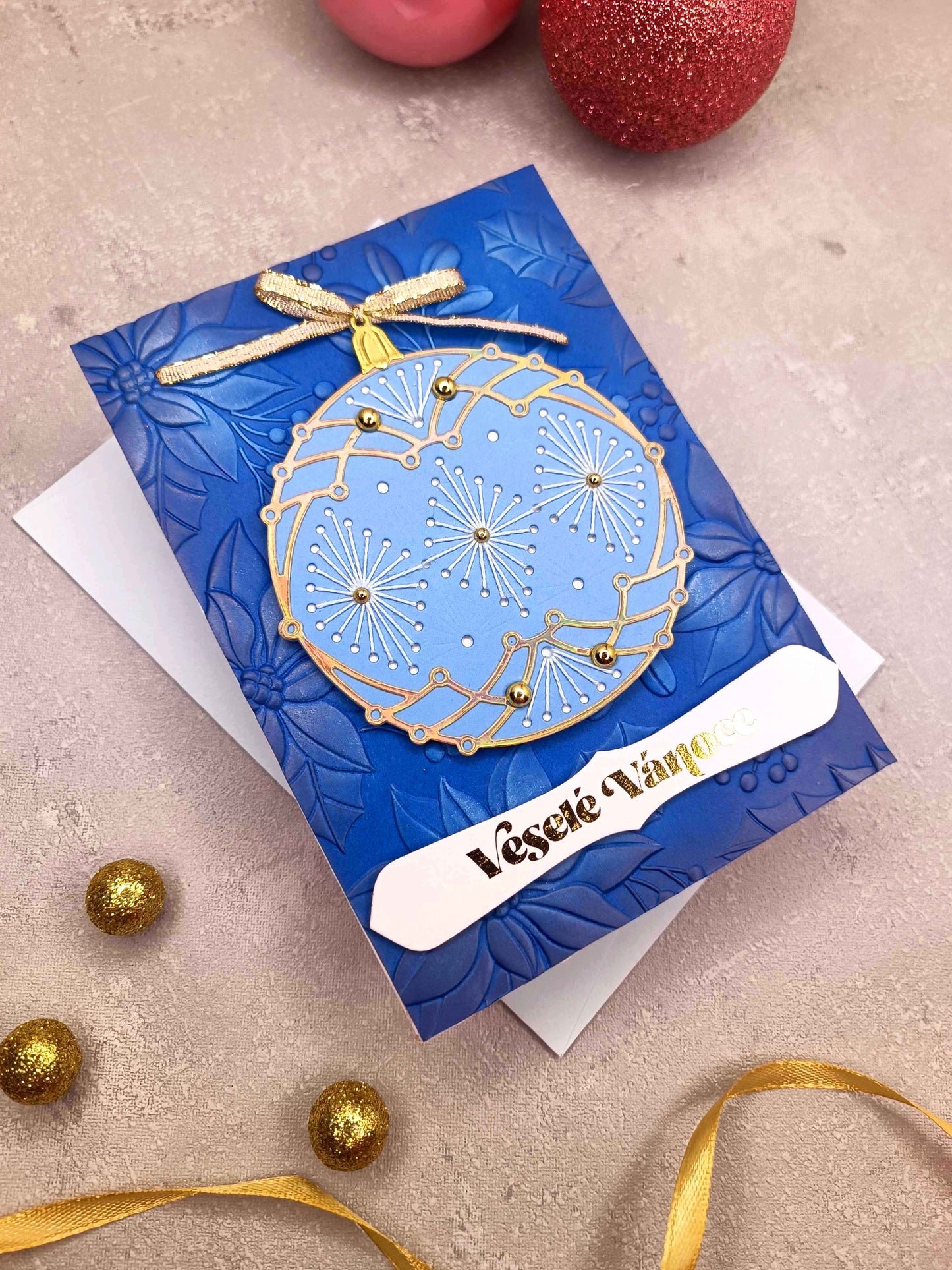 Vánoční přání s vyšívanou baňkou